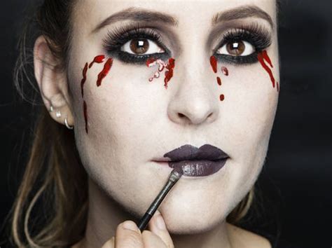 Halloween makeup tutorial: Bleeding eyes | Makeup, Eye makeup tutorial ...