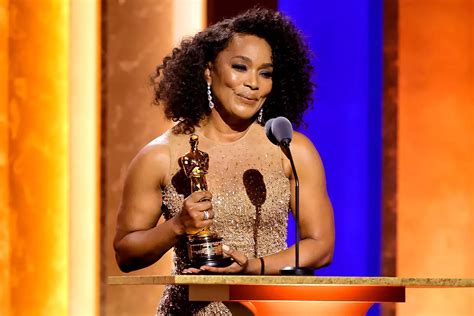 Angela Bassett receives honorary Oscar - MyJoyOnline