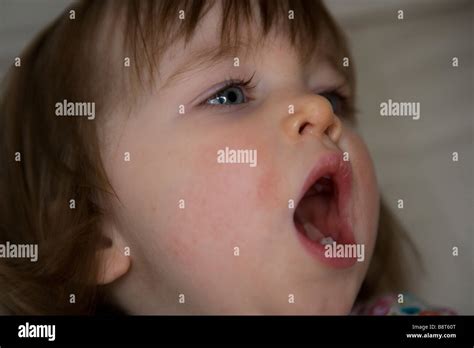 A little girl with her mouth wide open Stock Photo - Alamy