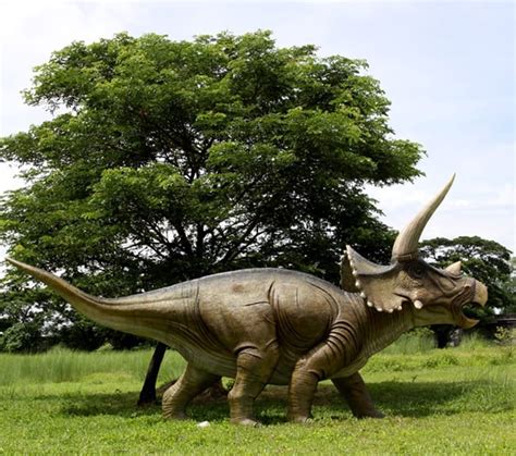 Triceratops Dinosaur-Giant Sculpture & Statue