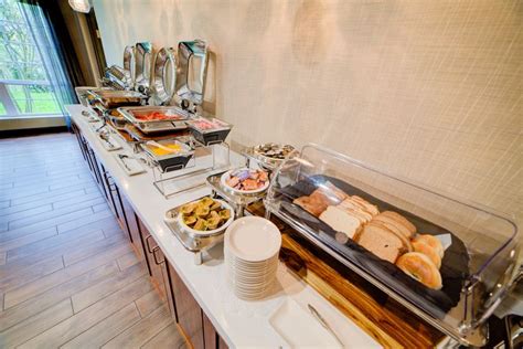 Well Known Clarion Hotel in Portland Airport offers Free Full Breakfast ...