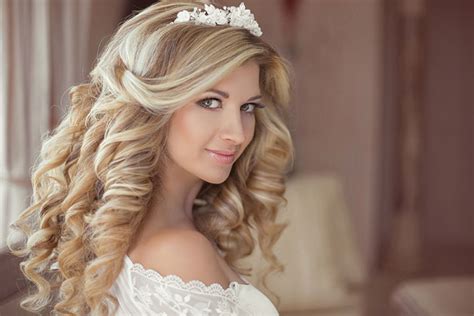 23 Gorgeous Bridal Hairstyles For Curly Hair