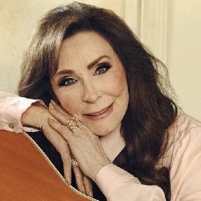 Loretta Lynn - Bio, Career, Age, Net Worth, Nationality, Facts