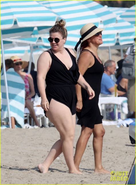 Kelly Clarkson Enjoys a Weekend Getaway at the Beach With Her Friends ...