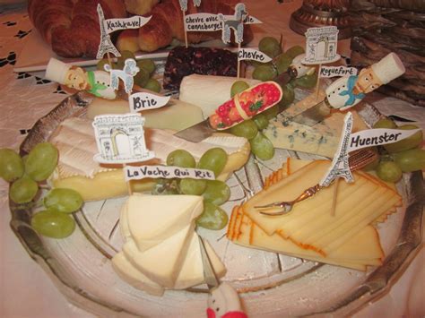 Every cheese platter should be as cute as this one. Choose French cheeses and make your own ...