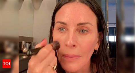 Courteney Cox's 5-minute makeup tutorial is best for a quick fresh look - Times of India