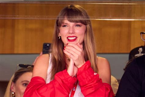 Swifties React to Taylor Swift and Travis Kelce Living Out a Sports Rom ...