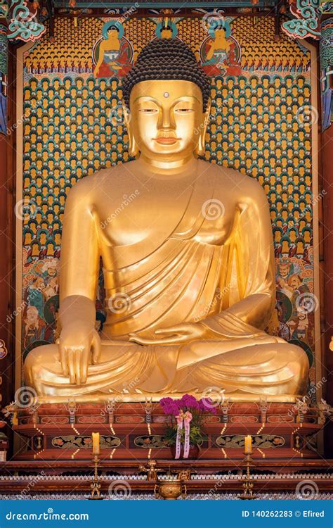 Estatua Dorada De Buda En El Templo De Jogyesa, Seúl, Corea Del Sur ...