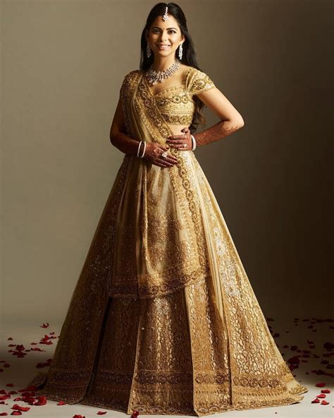 Isha Ambani, daughter of Nita and Mukesh Ambani, married Anand Piramal ...