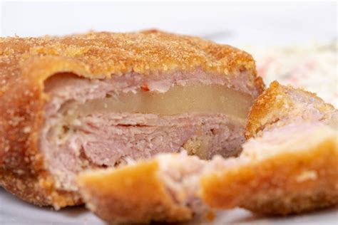 Closeup of Stuffed and breaded Pork Meat with Cheese (Flip 2019) - Creative Commons Bilder