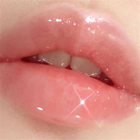 Pin by FAKE BETCH on lips. | Aesthetic makeup, Pink lips, Glossy lips