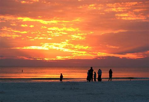 Sunset Beach Pictures With People - People Walking Ocean Beach Sunset ...