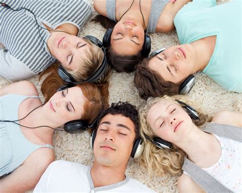 Gruppe Freunde, Die Musik Auf Dem Fußboden Hören Stockfoto - Bild von mädchen, glücklich: 11933260