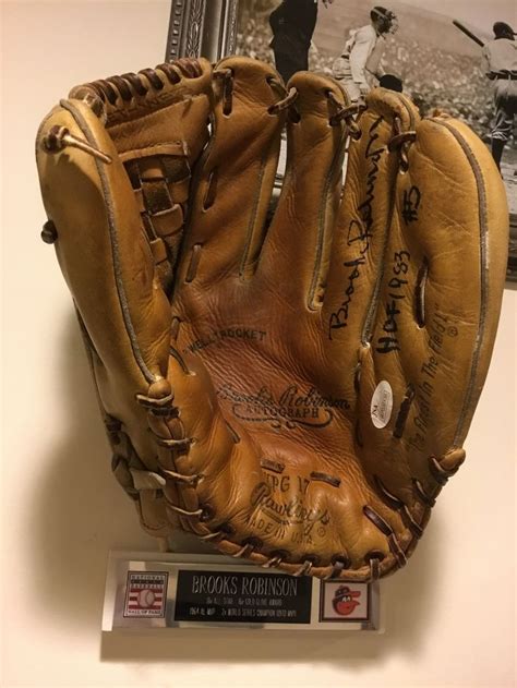 Brooks Robinson signature glove, Brooks Robinson autograph, circa 1970