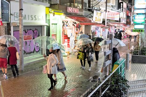 Another rainy night tonight on Takeshita Dori in... | Tokyo Fashion