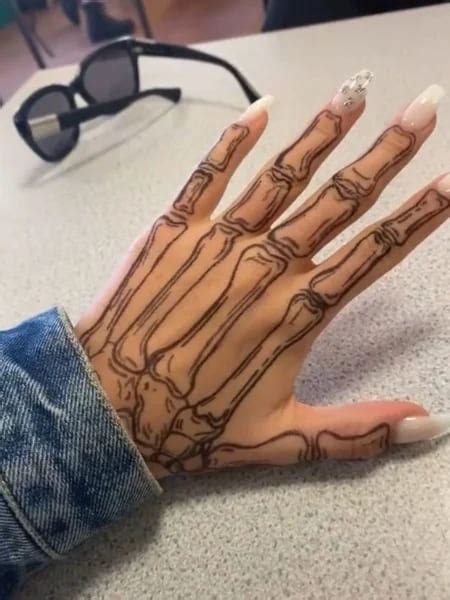 Aggregate 78+ realistic skeleton hand tattoo best - in.cdgdbentre