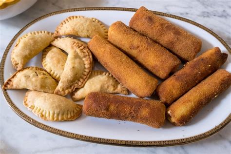 Rollos de Sri Lanka y samosas caseras rellenados con curry de pollo y ...