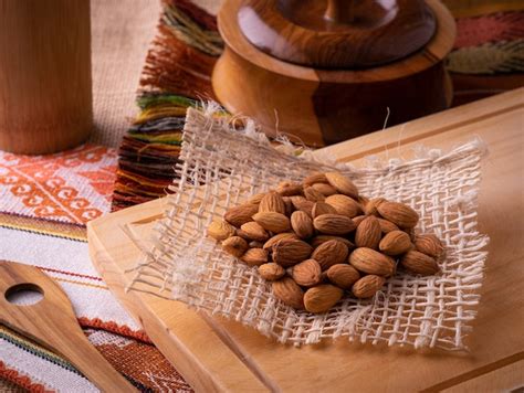 Premium Photo | Focused almonds with homestyle elements on jute fiber napkin