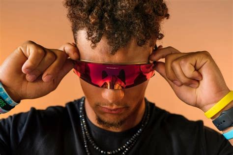 Novo óculos da Oakley é como uma máscara que flutua sobre o rosto | Exame