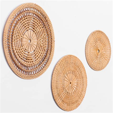 Thiết kế rattan wall decor phòng khách với tường trang trí bằng tre giàn