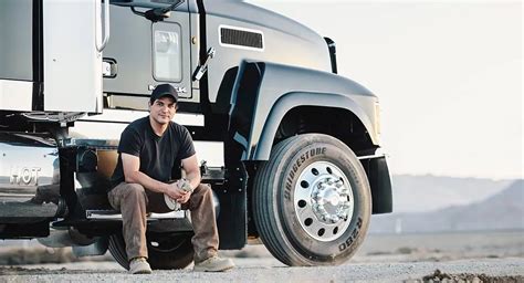 9 Things to Know If You're Want to Become a Professional Truck Driver﻿