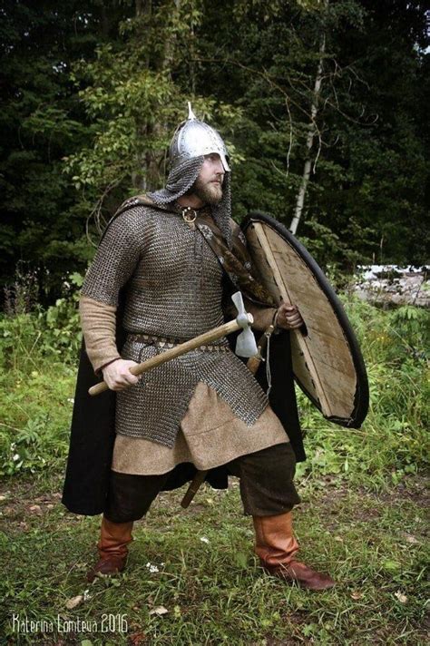 Rus viking with an axe and shield : ArmsandArmor