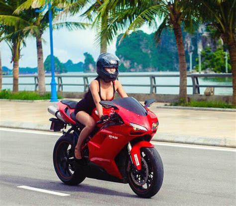 Hình ảnh các hot girl bên siêu moto Ducati nóng bỏng