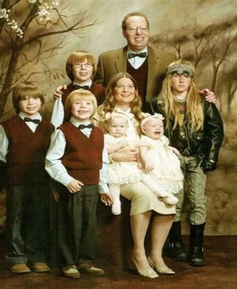 10 Goofy And Embarrassing Family Portraits