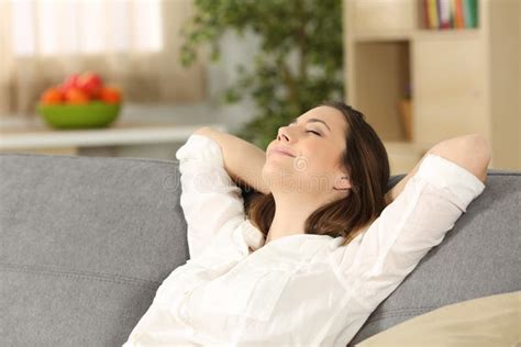 Frau, Die Sich Allein Zu Hause Auf Einer Couch Entspannt Stockfoto ...