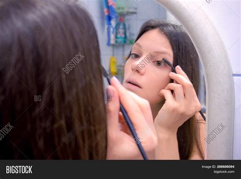 Woman Applying Mascara Image & Photo (Free Trial) | Bigstock