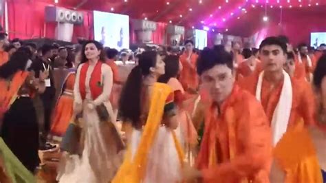 Navratri Garba Dance: গুজরাতের সুরাটে একসঙ্গে বিপুল মানুষের গরবা নাচ পরিবেশন, দেখুন VIDEO ...