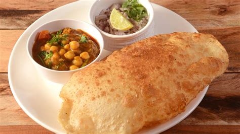 Best Chhole Bhature Kaise Banate Hain - छोले भटूरे बनाने का तरीका - इंडियन रेसिपी हिंदी में ...