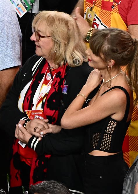 Taylor Swift and Travis Kelce’s mom, Donna, hold hands in heartwarming ...