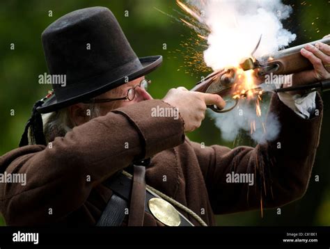 Musket firing hi-res stock photography and images - Alamy