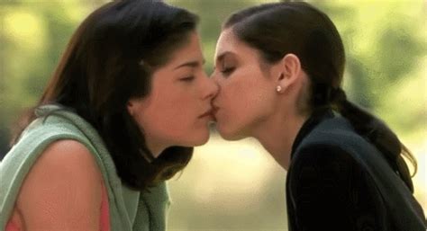 Sarah Michelle Gellar and Selma Blair recreated *that* shift from Cruel Intentions