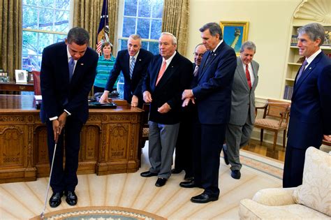 File:Barack Obama takes a practice putt in the Oval Office.jpg - Wikipedia