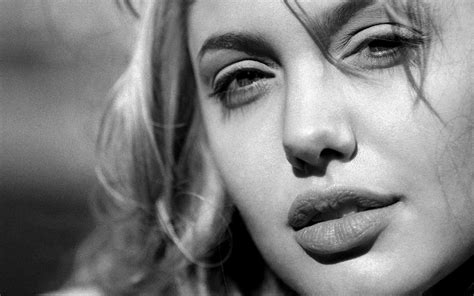 Download Celebrity Angelina Jolie Wallpaper