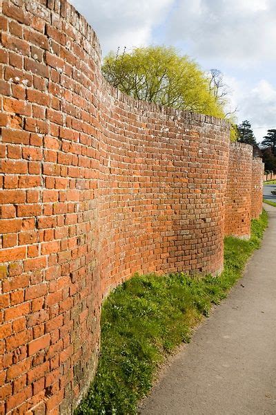 Red brick crinkle crankle or serpentine wall at Easton, Suffolk ...