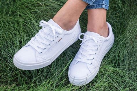 I found the podiatrist-approved sneaker that's actually really cute ...