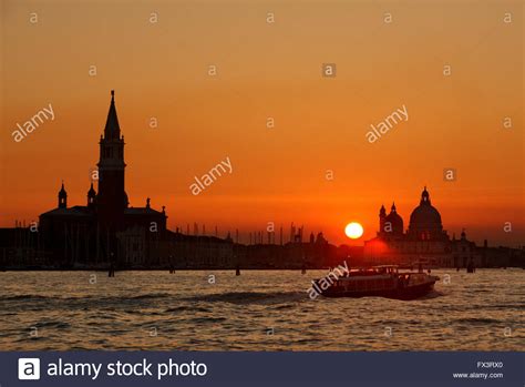 Bus silhouette sunset hi-res stock photography and images - Alamy
