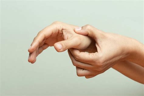 Have Thumb Pain? 7 Reasons Why Your Thumb May Hurt | The Healthy