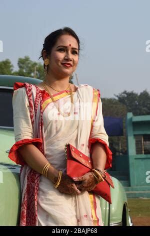 Lady with traditional Bengali attire at the Statesman Vintage Car Rally 2020 in Kolkata Stock ...