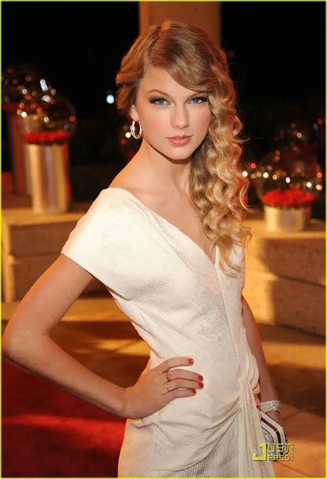 Taylor Swift wins song of the year | Side swept hairstyles, Side hairstyles, Long hair styles