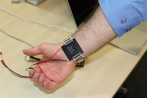 Thermal Wristband Keeps Your Body At The Perfect Temperature | Wearable technology, Wearable ...