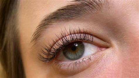 How To Prevent And Treat Eyelash Lice