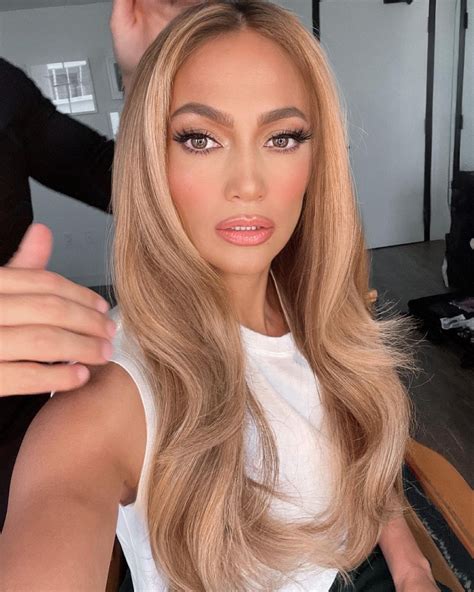 Chris Appleton on Instagram: “Yesterday me brushing Jlo’s hair for the 10,0000 time 💁🏼‍♀️” en ...