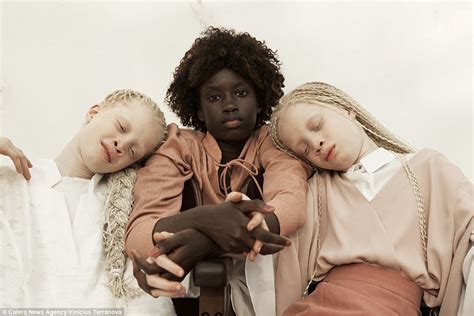 Albino twins from São Paulo become models | Daily Mail Online