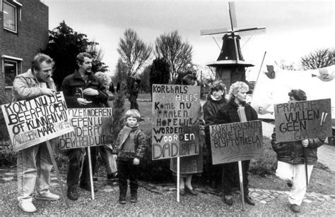 File:Ontuchtschandaal Oude Pekela, betrokken ouders met spandoeken wachten minister Korthals ...