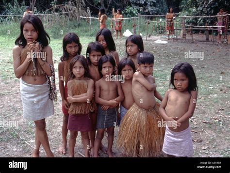 Los niños de la tribu Yagua en la región amazónica del Perú Fotografía de stock - Alamy