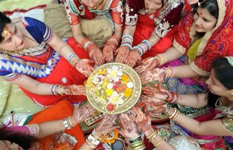 Karwa Chauth 2020 Puja Vidhi, Muhurat, Samagri: क्या है करवा चौथ व्रत की सही विधि, जानें पूजन ...